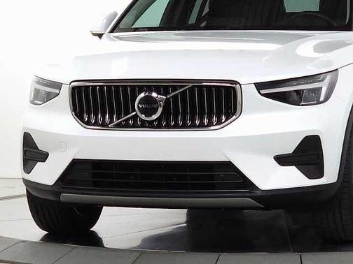 2025 Volvo XC40 Core