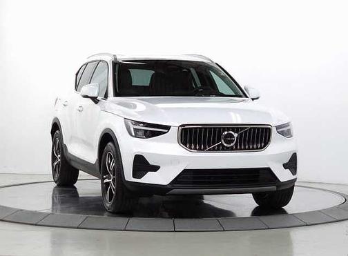 2025 Volvo XC40 Core