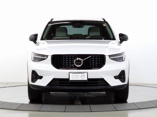 2023 Volvo XC40 B5 AWD Plus Dark