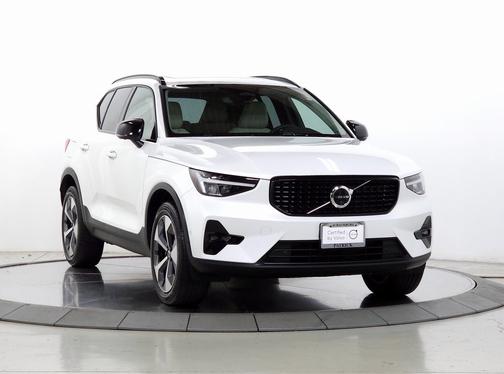2023 Volvo XC40 B5 AWD Plus Dark