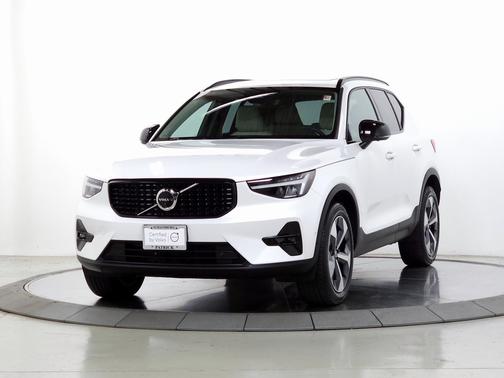 2023 Volvo XC40 B5 AWD Plus Dark