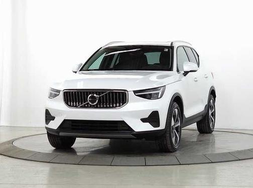2025 Volvo XC40 Core