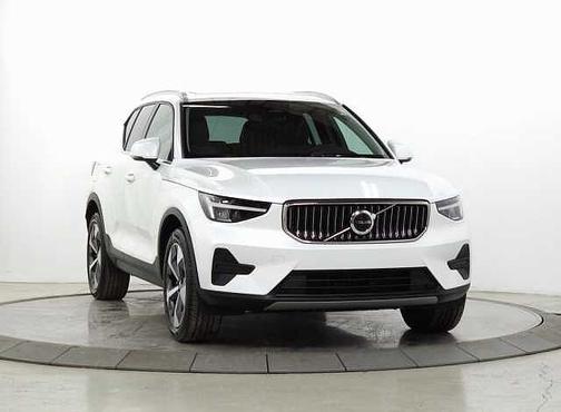 2025 Volvo XC40 Core
