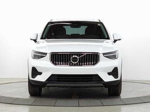 2025 Volvo XC40 Core