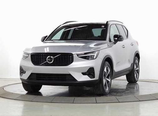 2025 Volvo XC40 B5 Plus Dark Theme