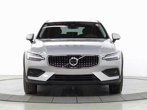 2025 Volvo V60 Cross Country Plus