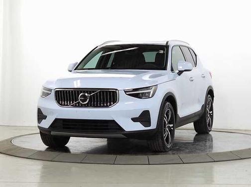 2025 Volvo XC40 B5 Core Bright Theme