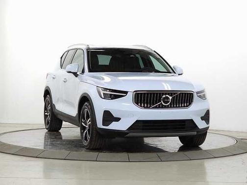 2025 Volvo XC40 B5 Core Bright Theme