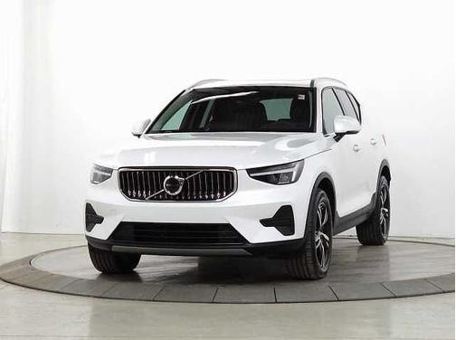 2025 Volvo XC40 Core