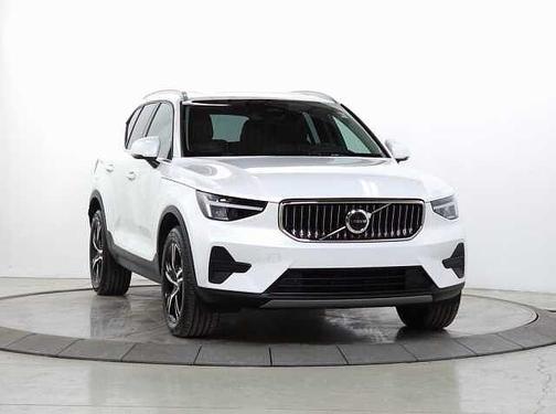2025 Volvo XC40 Core