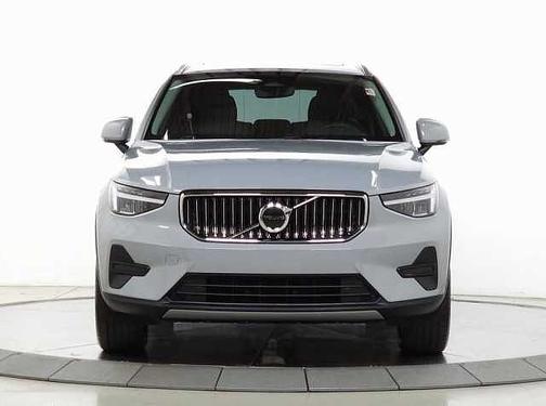 2025 Volvo XC40 Core