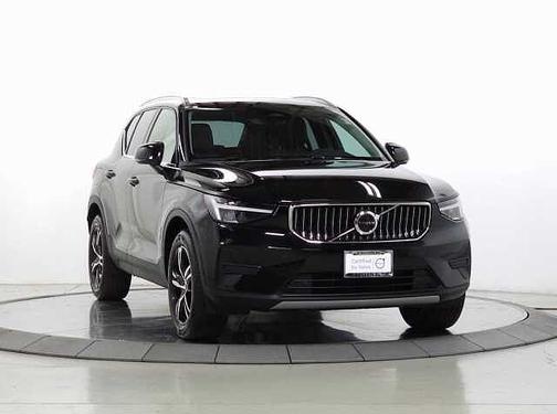 2025 Volvo XC40 Core