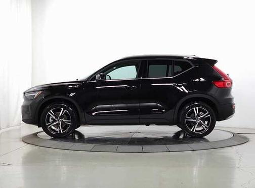 2025 Volvo XC40 Core