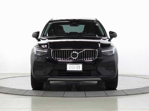2025 Volvo XC40 Core