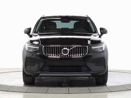 2025 Volvo XC40 Core