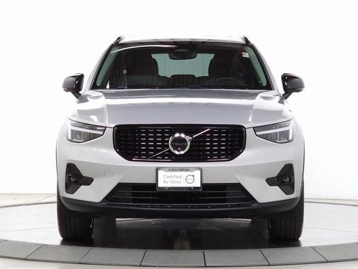 2025 Volvo XC40 B5 Plus Dark Theme