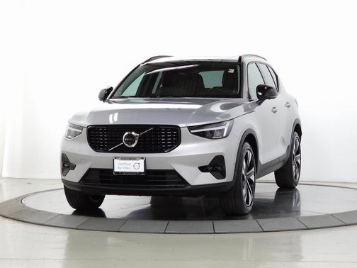2025 Volvo XC40 B5 Plus Dark Theme