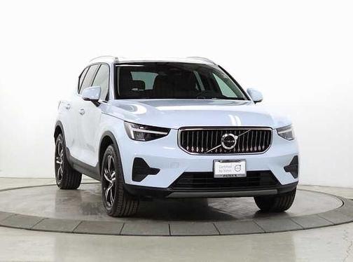 2025 Volvo XC40 Core