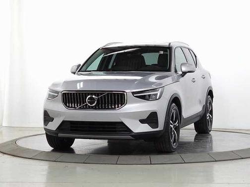 Silver Dawn 2025 Volvo XC40 Core