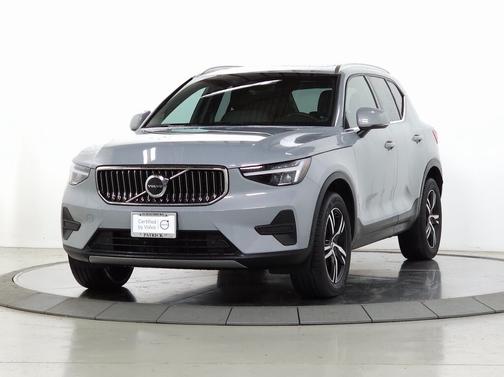 2025 Volvo XC40 B5 Core Bright Theme