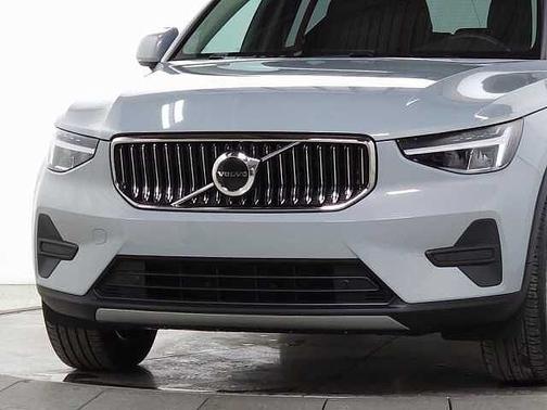 2025 Volvo XC40 Core
