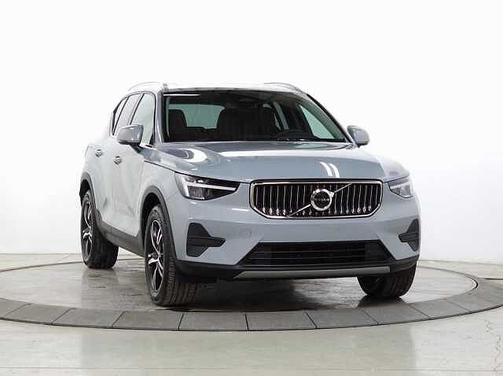 2025 Volvo XC40 Core