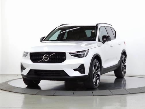 2024 Volvo XC40 B5 Plus Dark