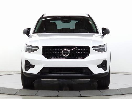 2024 Volvo XC40 B5 Plus Dark