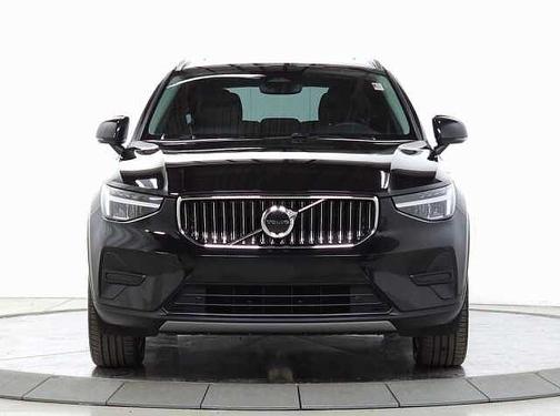 2025 Volvo XC40 Core