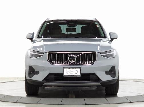 2025 Volvo XC40 B5 Plus Bright Theme