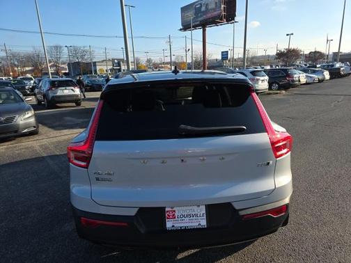 2022 Volvo XC40 T5 R-Design