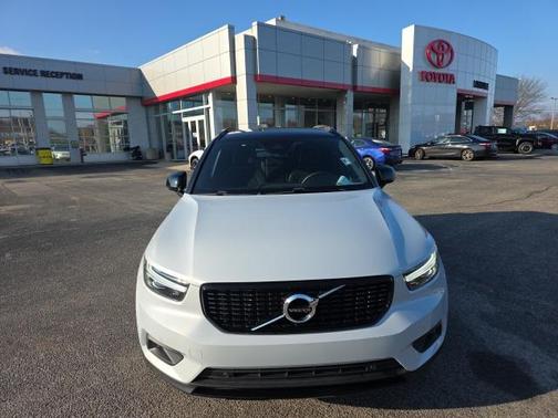 2022 Volvo XC40 T5 R-Design