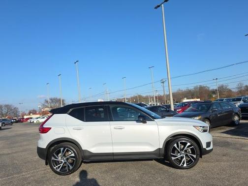 2022 Volvo XC40 T5 R-Design