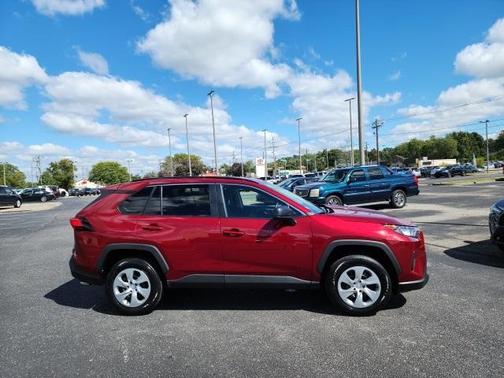 Photo 3 of 24 of 2020 Toyota RAV4 LE