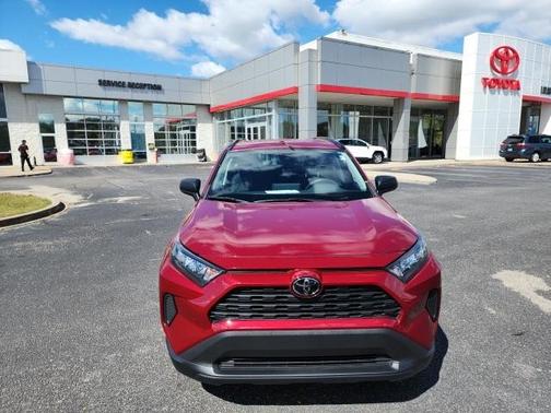 Photo 2 of 24 of 2020 Toyota RAV4 LE