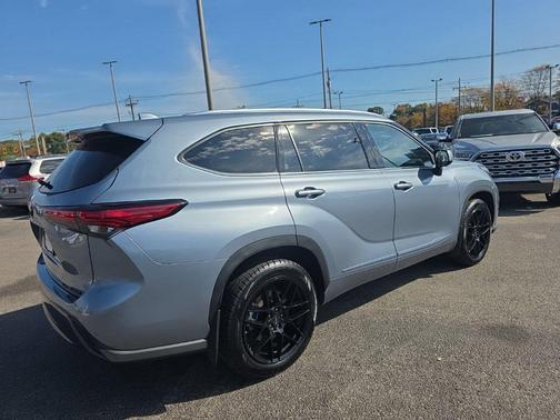 Moon Dust 2023 Toyota Highlander Limited