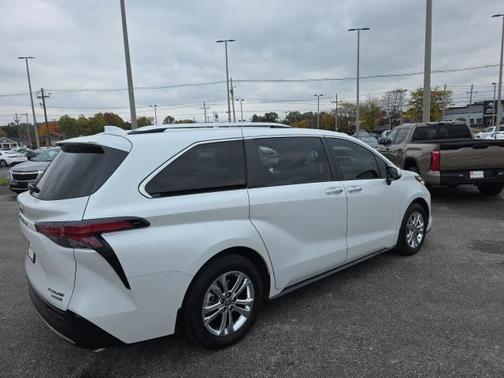 2023 Toyota Sienna Platinum 7 Passenger