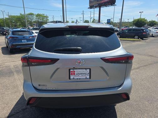 Celestial Silver Metallic 2025 Toyota Highlander XLE