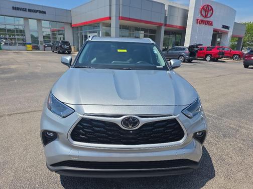 Celestial Silver Metallic 2025 Toyota Highlander XLE