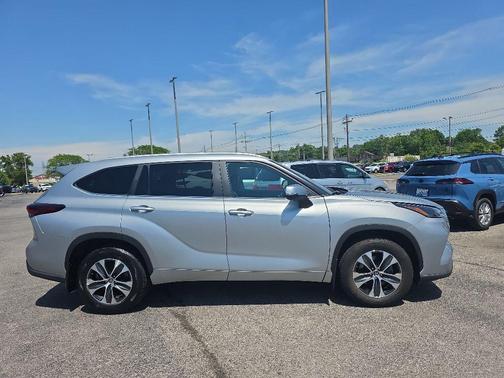 Celestial Silver Metallic 2025 Toyota Highlander XLE