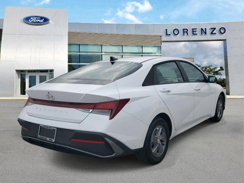 2025 Hyundai ELANTRA SE