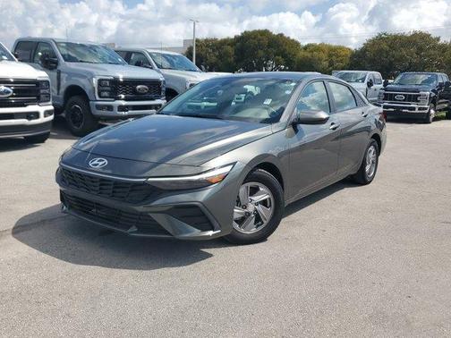 2024 Hyundai ELANTRA SE