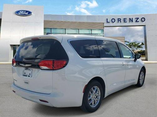 2024 Chrysler Voyager LX