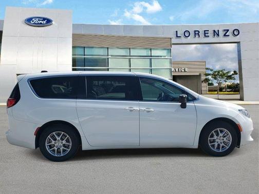 2024 Chrysler Voyager LX
