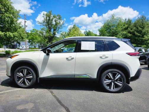 2 Tone White / Black Roof 2023 Nissan Rogue Platinum