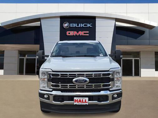 Oxford White 2025 Ford F-250 XLT