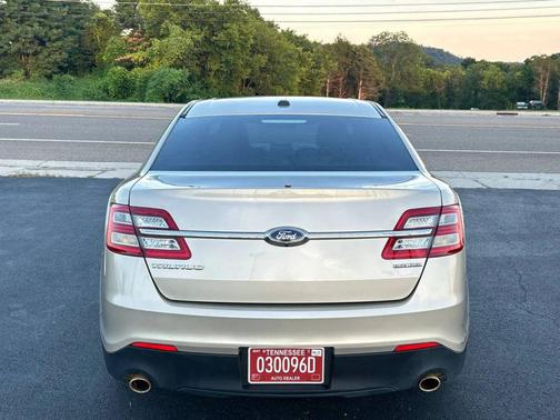 White Gold Metallic 2018 Ford Taurus SE