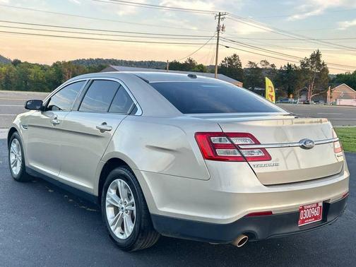 White Gold Metallic 2018 Ford Taurus SE