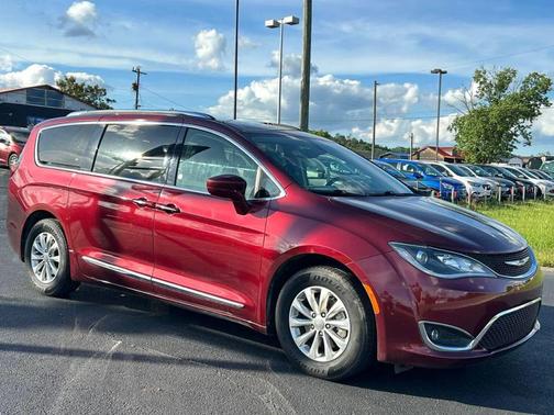 Velvet Red Pearlcoat 2018 Chrysler Pacifica Touring-L