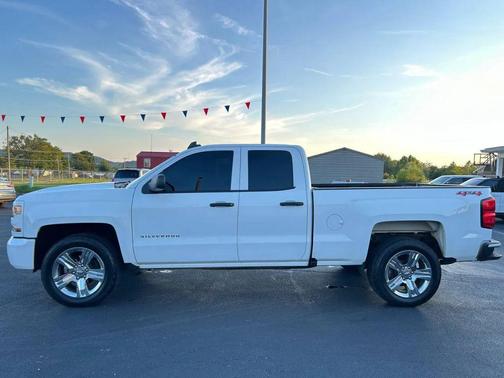 Summit White 2018 Chevrolet Silverado 1500 Custom